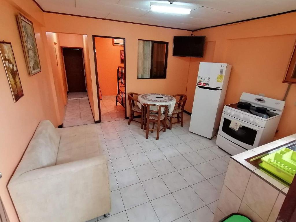 Foto dalla galleria di Marta's Guesthouses, apartamentos con entrada autonoma a Puerto Limón