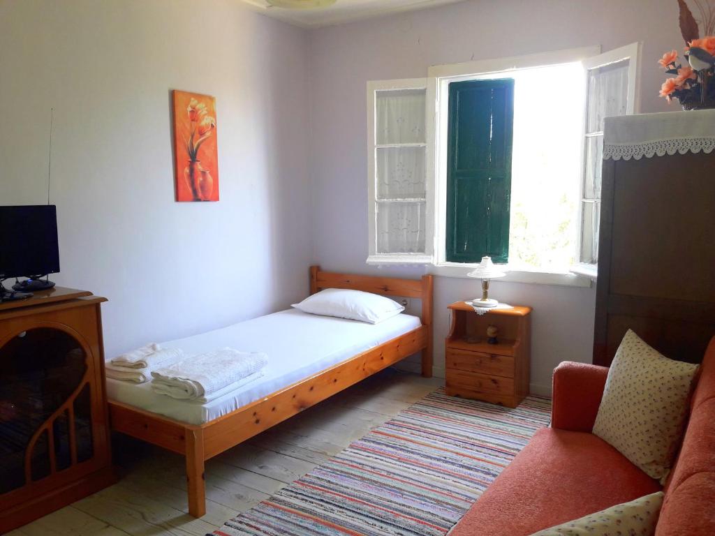 Postel nebo postele na pokoji v ubytování Grandmas Cottage