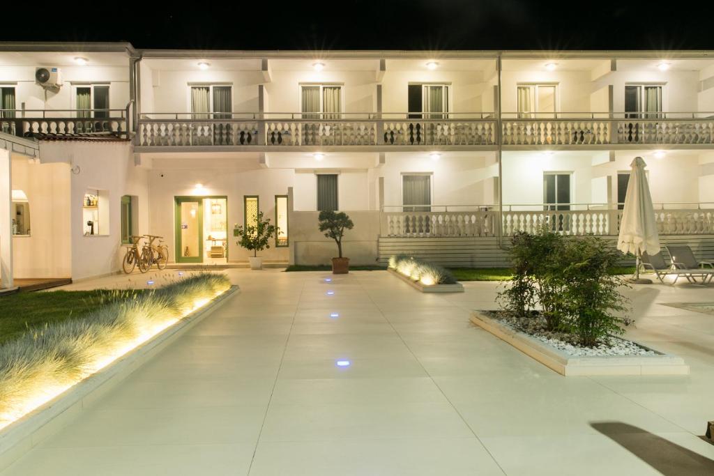 Bazén v ubytování Elektra Comfort Hotel by Del Mare nebo v jeho okolí