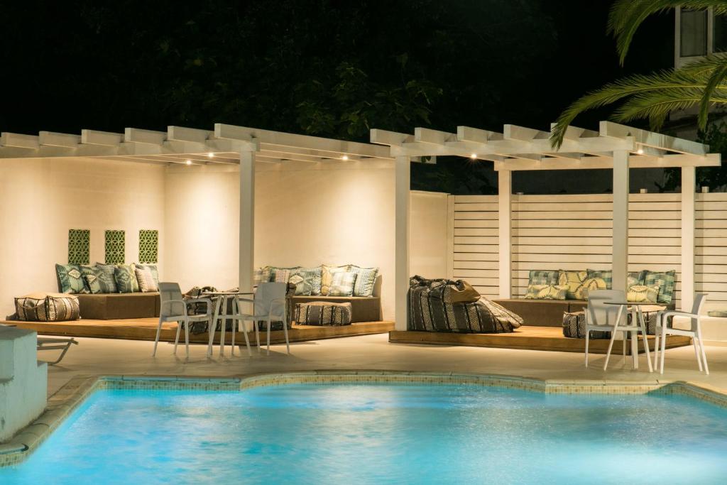 Bazén v ubytování Elektra Comfort Hotel by Del Mare nebo v jeho okolí
