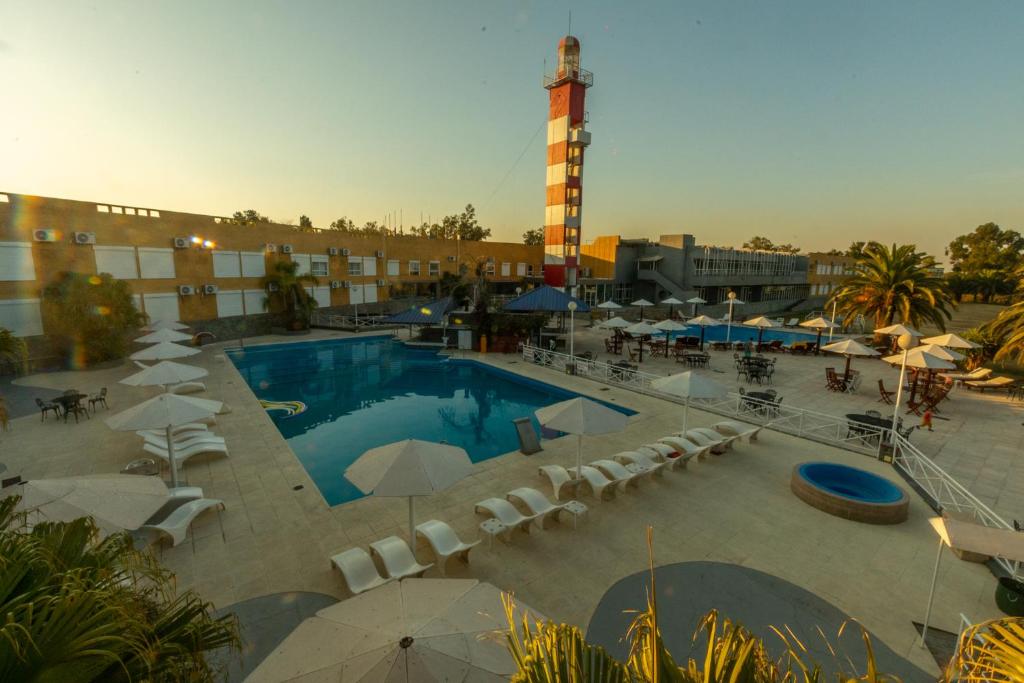 una grande piscina con ombrelloni e un hotel di Marina del Faro Resort a Termas de Río Hondo