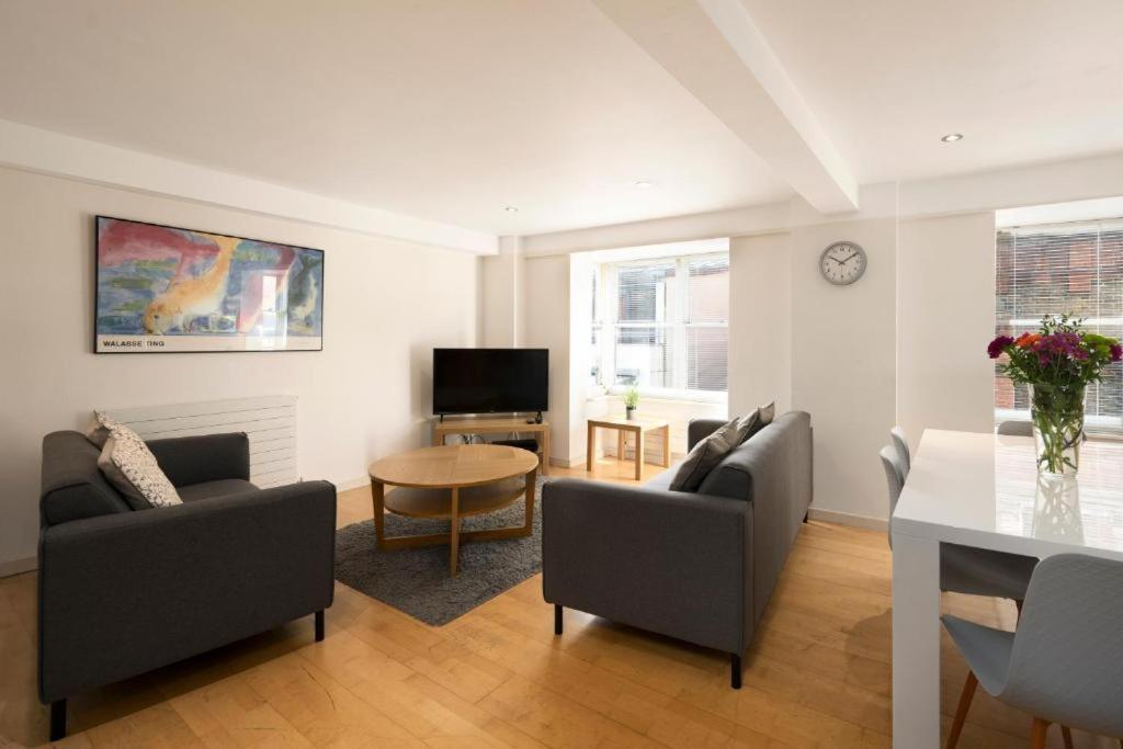 a living room with two couches and a table at North Laine City Centre sleeps 6 in Brighton & Hove