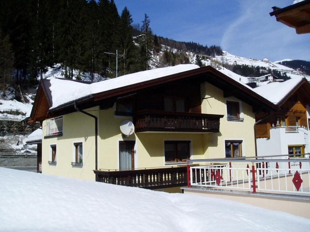 dom ze śniegiem na dachu w obiekcie ApartBabsi w mieście Kappl