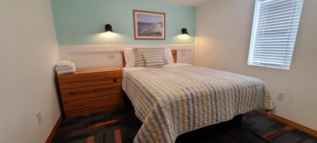 Postel nebo postele na pokoji v ubytování Driftin Sands Motel