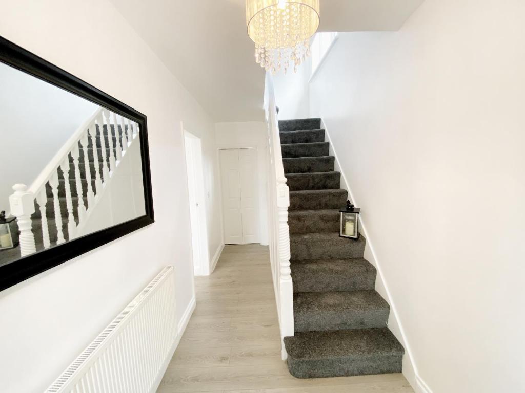 תמונה מהגלריה של Luxurious family home in West Midlands בNorthfield