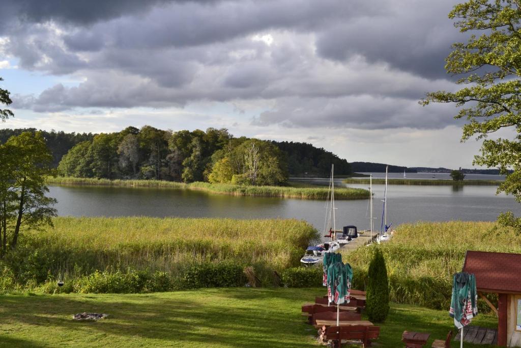 vistas a un lago con barcos en un campo en Trzy Jeziora, en Wierzba