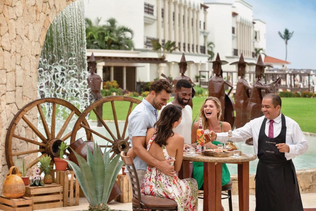 Гости Hyatt Vivid Playa Del Carmen All-Inclusive Adult Only Resort