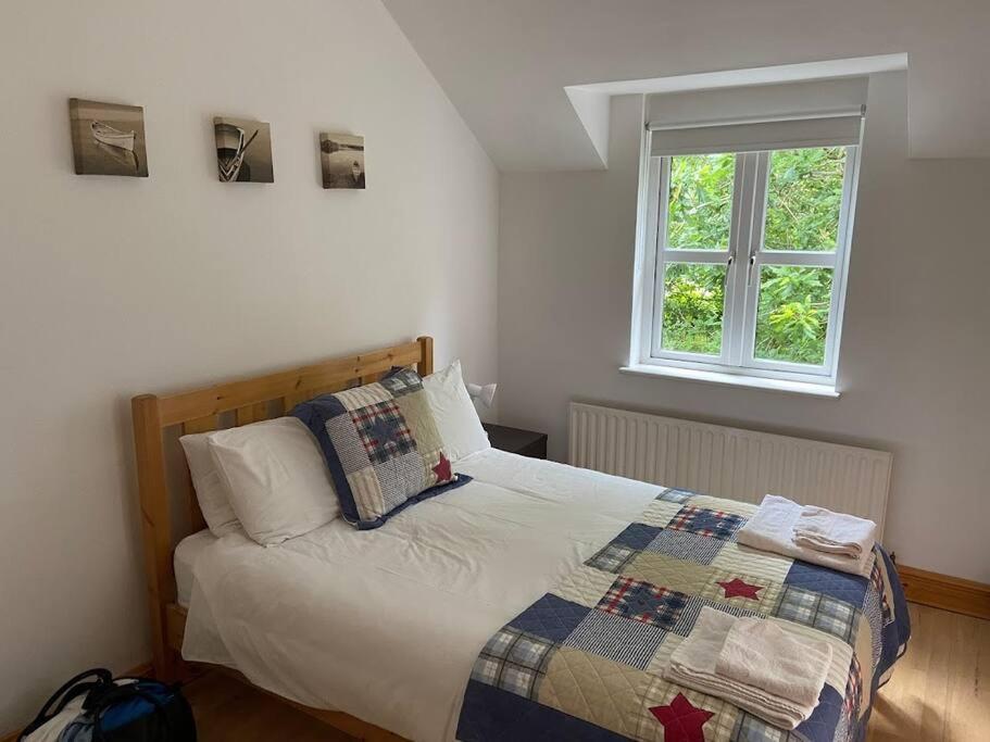 Tempat tidur dalam kamar di 1 Keelkyle Cottage Connemara Letterfrack County Galway