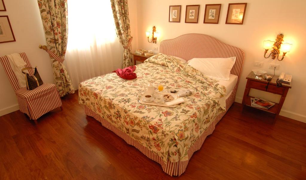 Postel nebo postele na pokoji v ubytování Marignolle Relais & Charme - Residenza d'Epoca