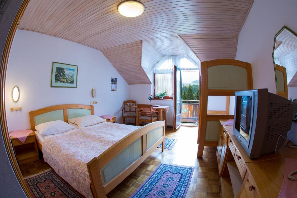 Postel nebo postele na pokoji v ubytování Guesthouse Smogavc