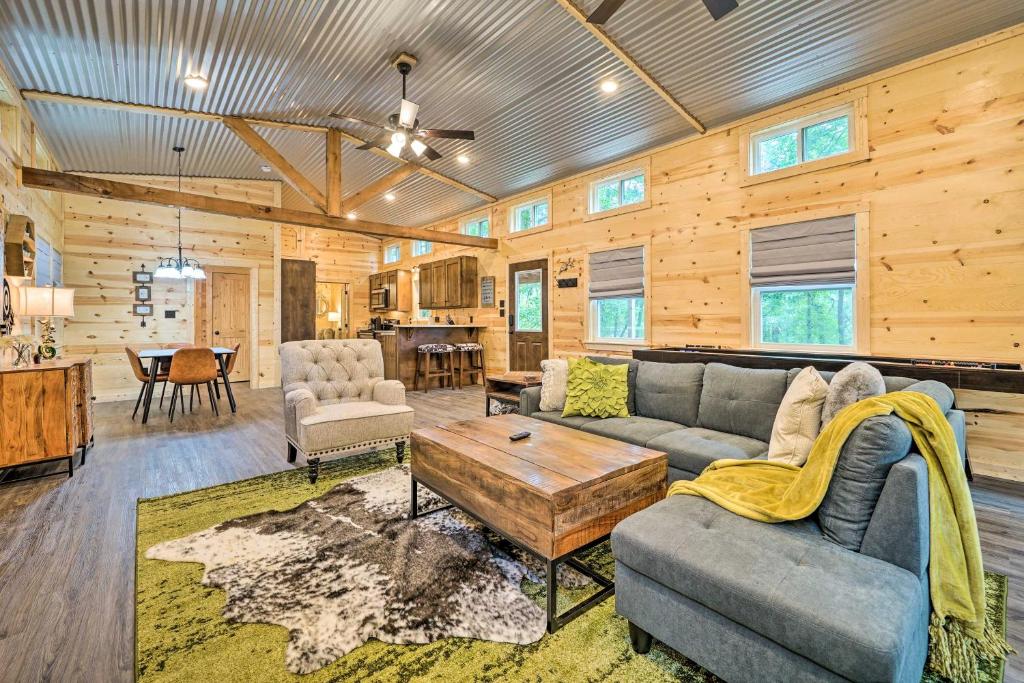 Posezení v ubytování Stylish Cabin by Beavers Bend Hot Tub and Fire Pit