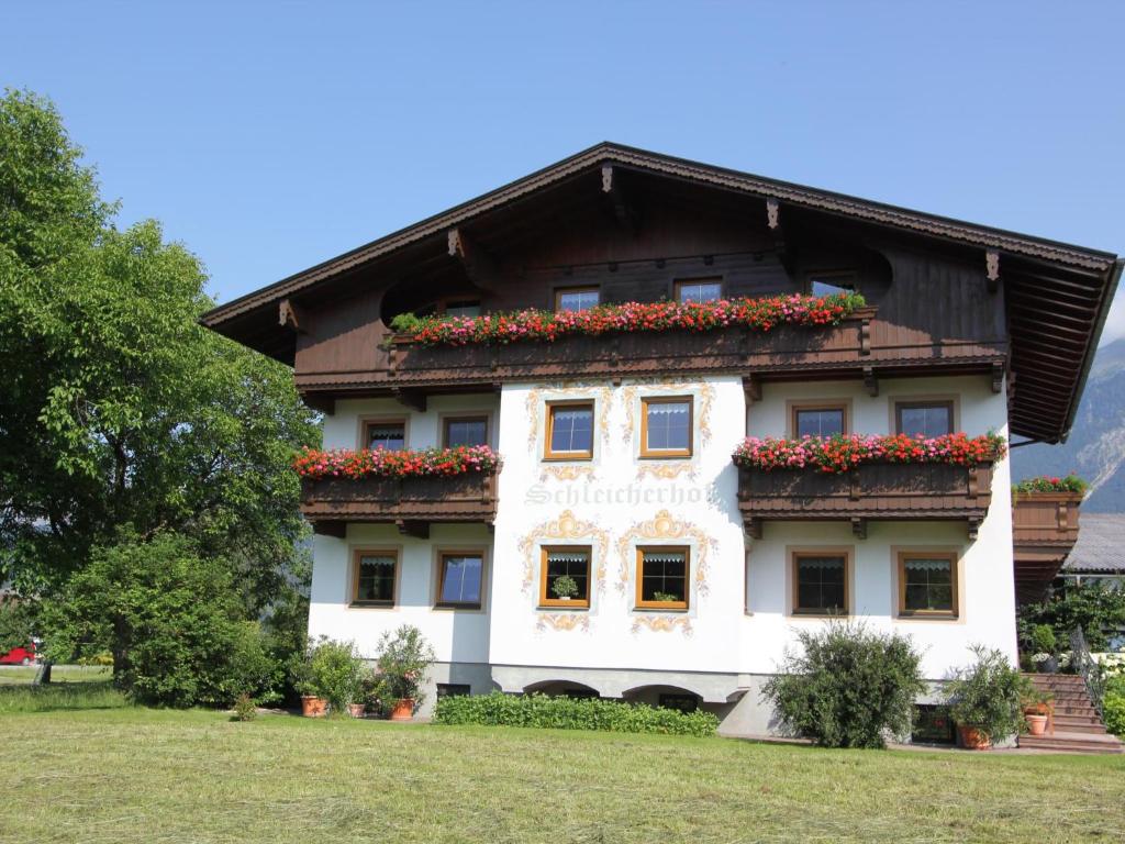 ein Haus mit Blumen auf der Seite in der Unterkunft Schleicherhof I in Strass im Zillertal