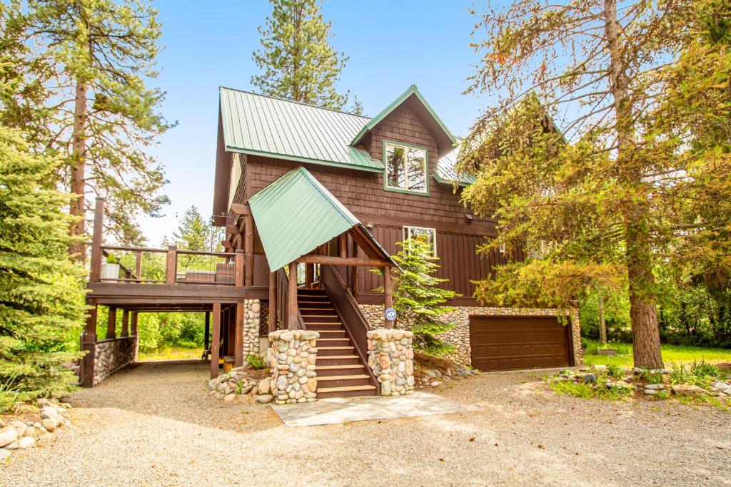 a home with a gambrel roof and a garage at Teanaway River Lodge in Cle Elum