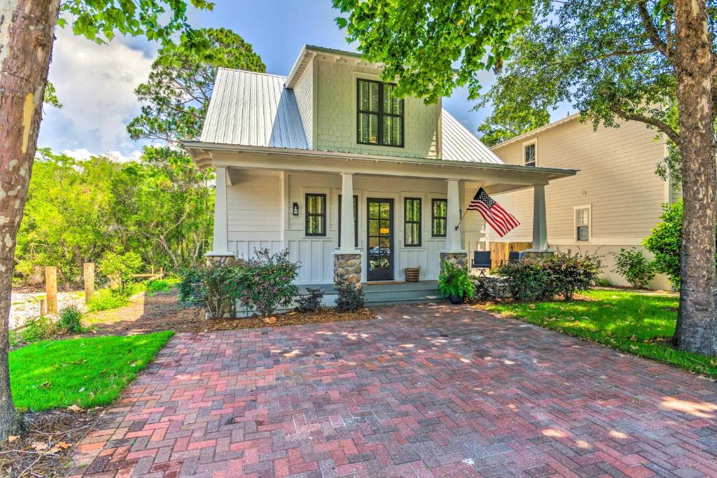 Aed väljaspool majutusasutust Sunny FL Home Miss Millies Landing with Deck!