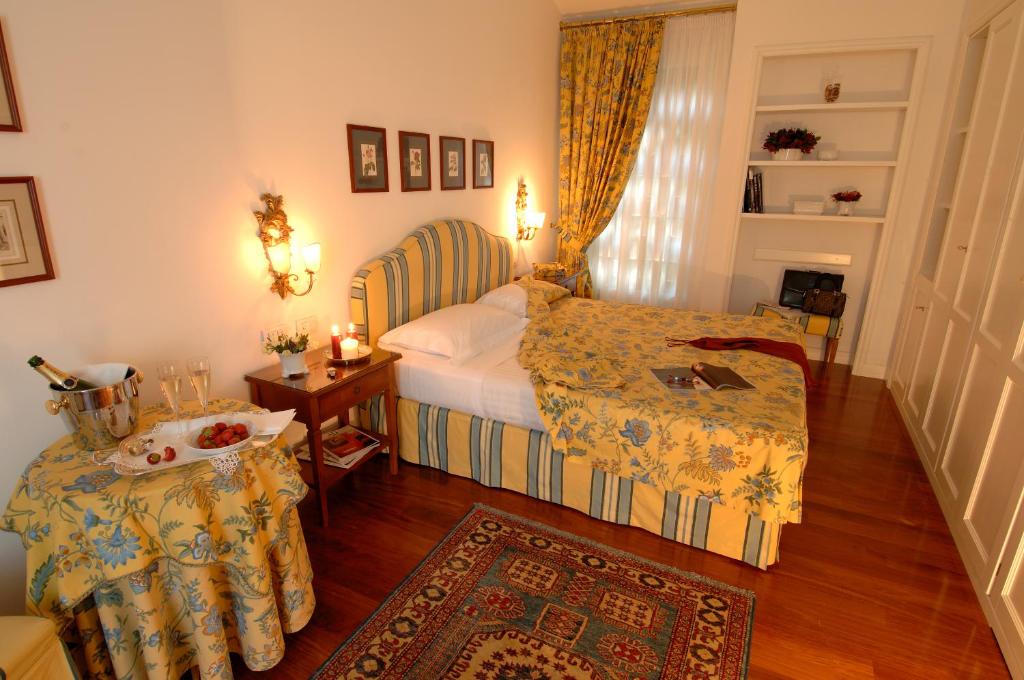 Postel nebo postele na pokoji v ubytování Marignolle Relais & Charme - Residenza d'Epoca