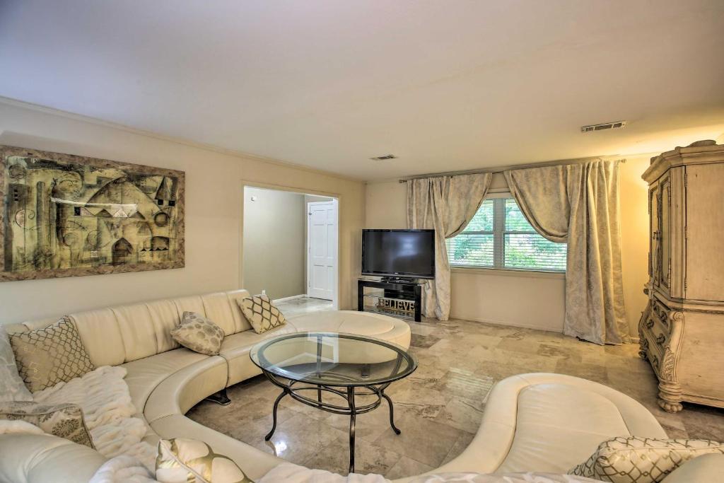 ein Wohnzimmer mit einem Sofa und einem Tisch in der Unterkunft Luxe Hot Springs Home By Oaklawn Racing Casino in Hot Springs