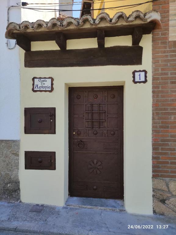 duas portas do lado de um edifício em La casa de la tía Antonia em Arenas de San Pedro