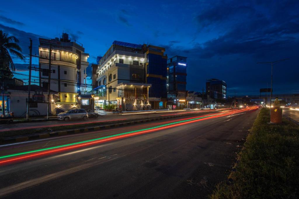 une rue de la ville la nuit avec des lumières dans l'établissement Nansc Hotel, à Siddharthanagar
