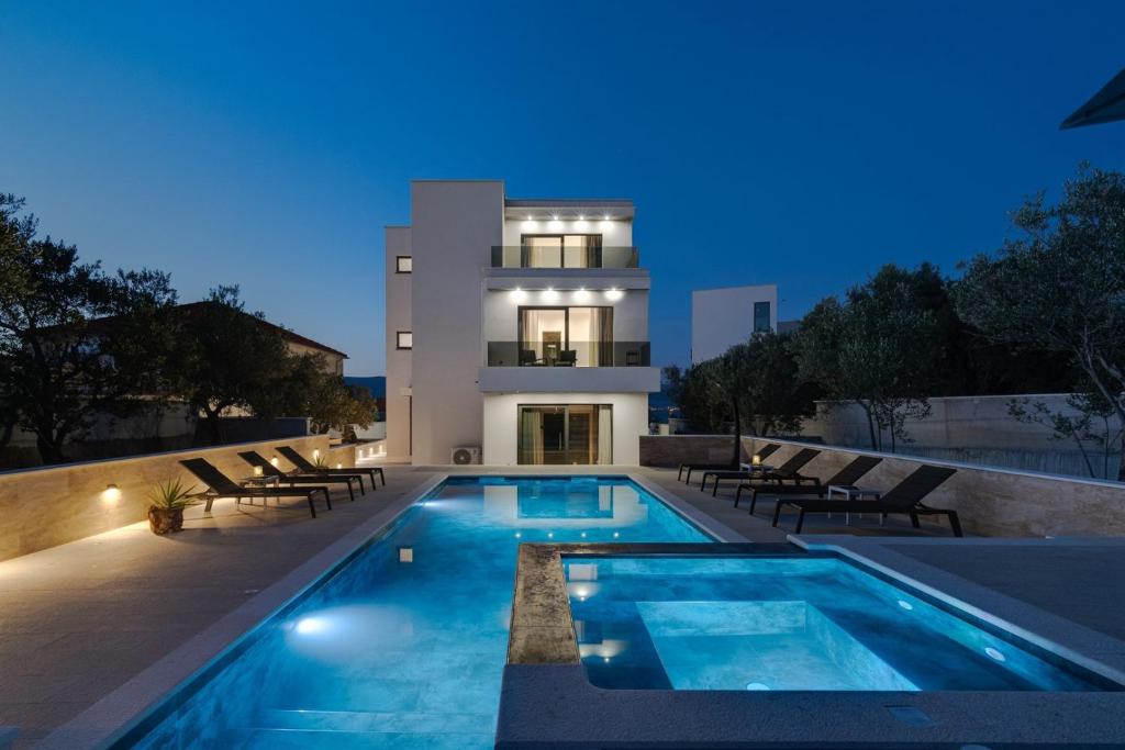 Bassein majutusasutuses NEW! Villa Lady Maris with heated private pool, 5 en-suite bedrooms, 70m from beach või selle lähedal