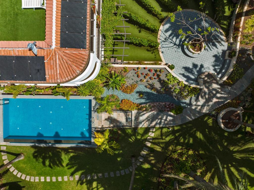 widok na basen w ogrodzie w obiekcie Eden Meloneras by TAM Resorts w mieście Maspalomas