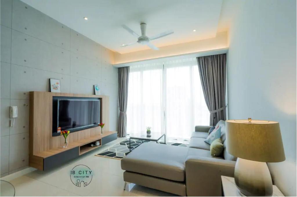 TV a/nebo společenská místnost v ubytování Grand Medini Suites by RR JBcity