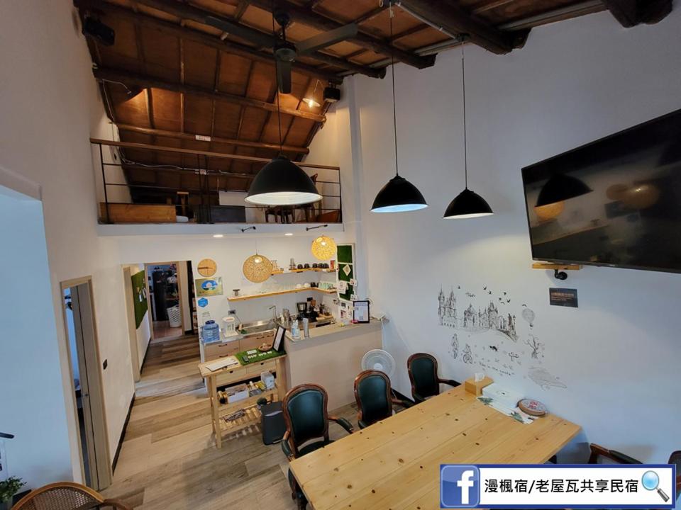 龍潭區的住宿－OLD WOW老屋瓦共享民宿Hostel 桃園市民宿074號，配有桌椅和厨房的房间