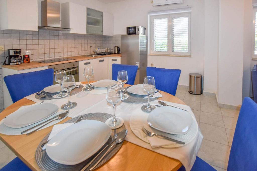 Kuchnia lub aneks kuchenny w obiekcie Apartment S and E
