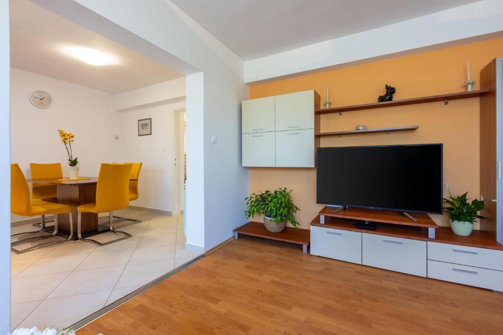 Televízia a/alebo spoločenská miestnosť v ubytovaní House Forest Paradise