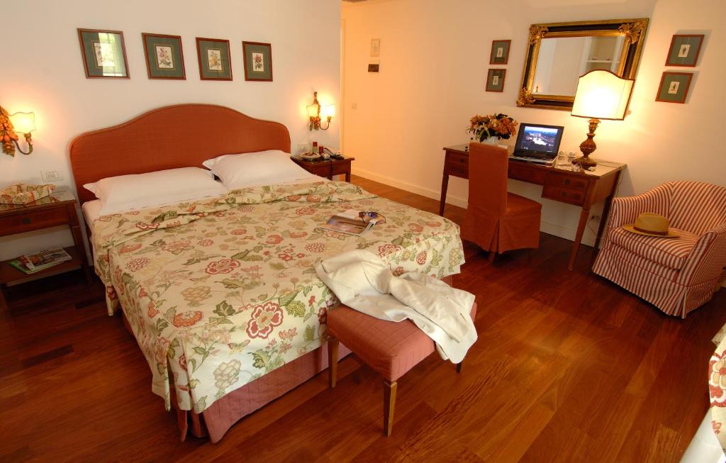 Postel nebo postele na pokoji v ubytování Marignolle Relais & Charme - Residenza d'Epoca