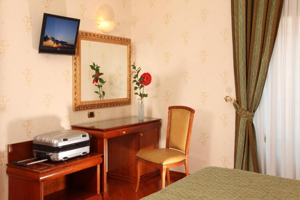 TV a/nebo společenská místnost v ubytování Hotel Serena srl