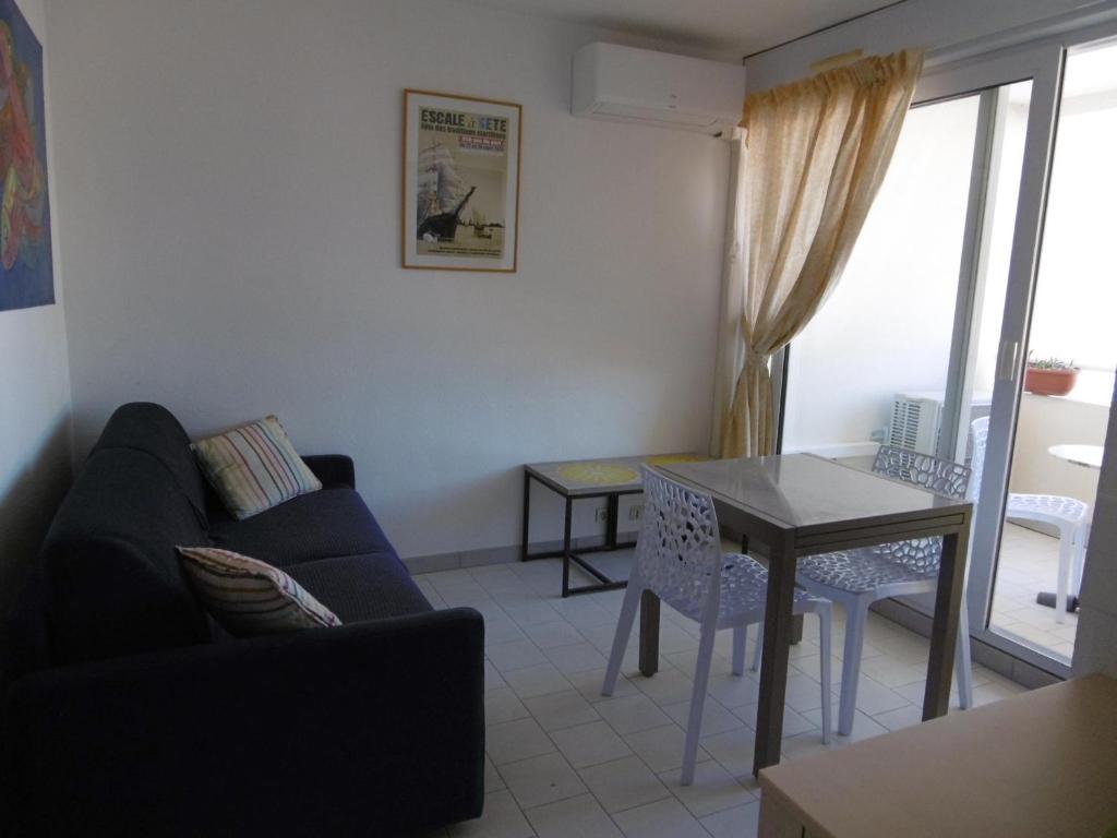 Photo de la galerie de l'établissement Appartement Climatisé avec Parking, Proche Plage et Commodités - Sète - FR-1-472-170, à Sète