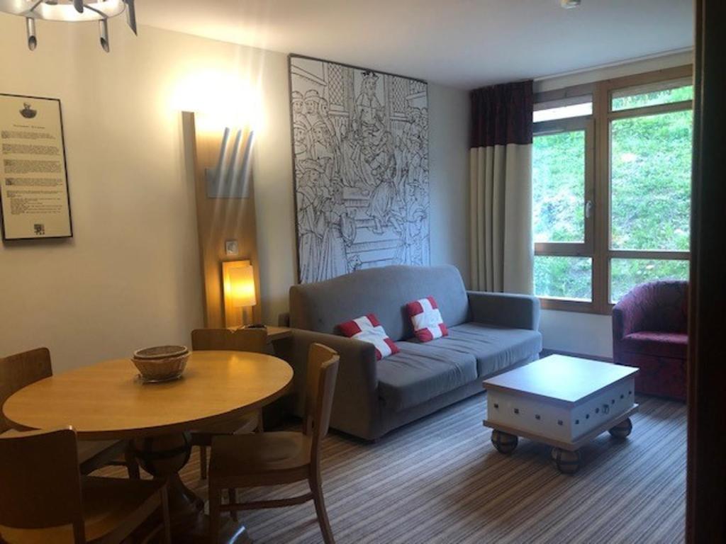 un salon avec un canapé et une table dans l'établissement Appartement 2P avec Balcon, Piscine, Sauna et Parking - Pied des Pistes Arc 1800 - FR-1-346-318, à Arc 1800