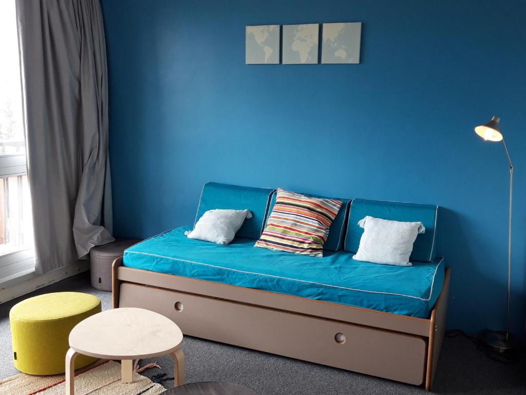 a blue room with a bed with a blue wall at Appartement Les Arcs 1800, 3 pièces, 8 personnes - FR-1-346-315 in Arc 1800