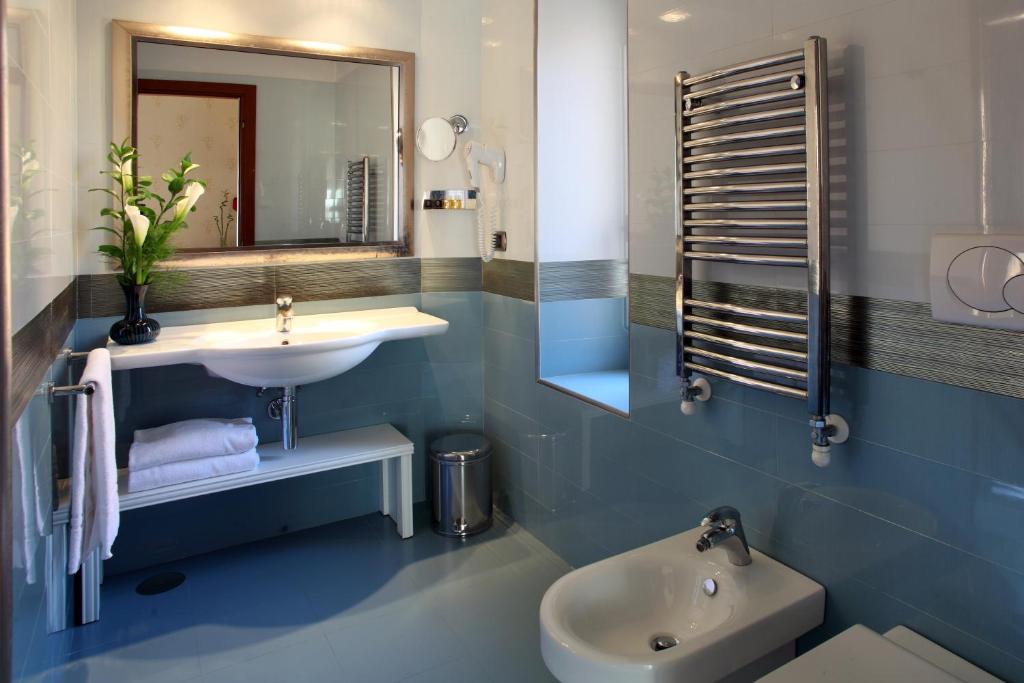Koupelna v ubytování Hotel Serena srl