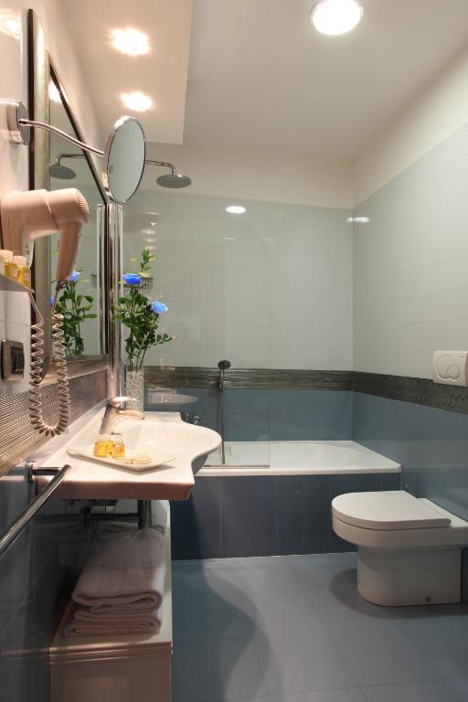 Koupelna v ubytování Hotel Serena srl