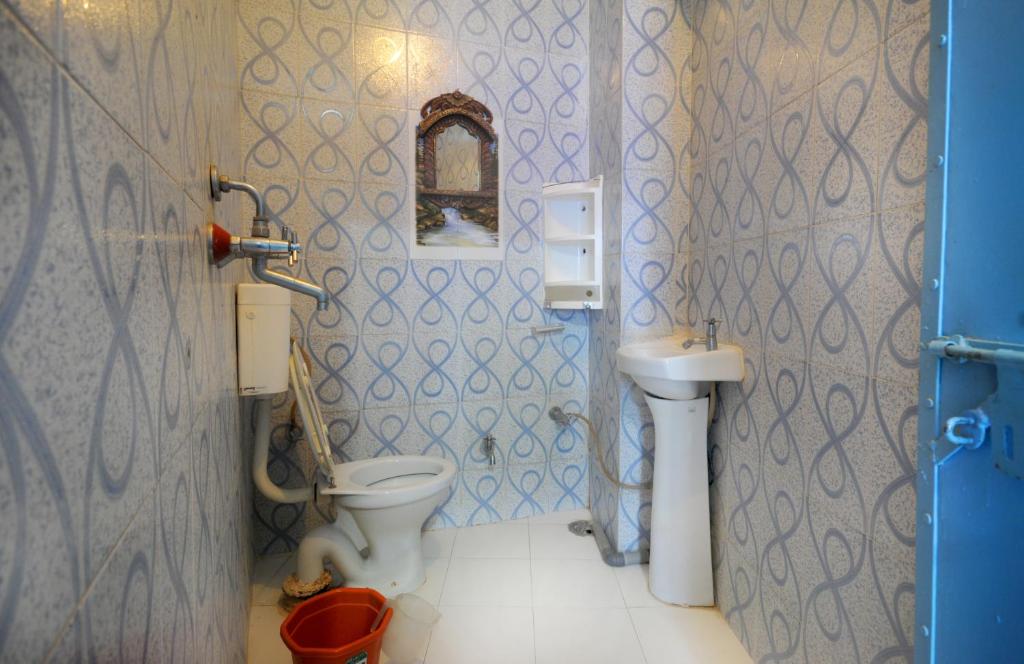 Cosy Guest House - Budget Double Room With Shared Bathroom