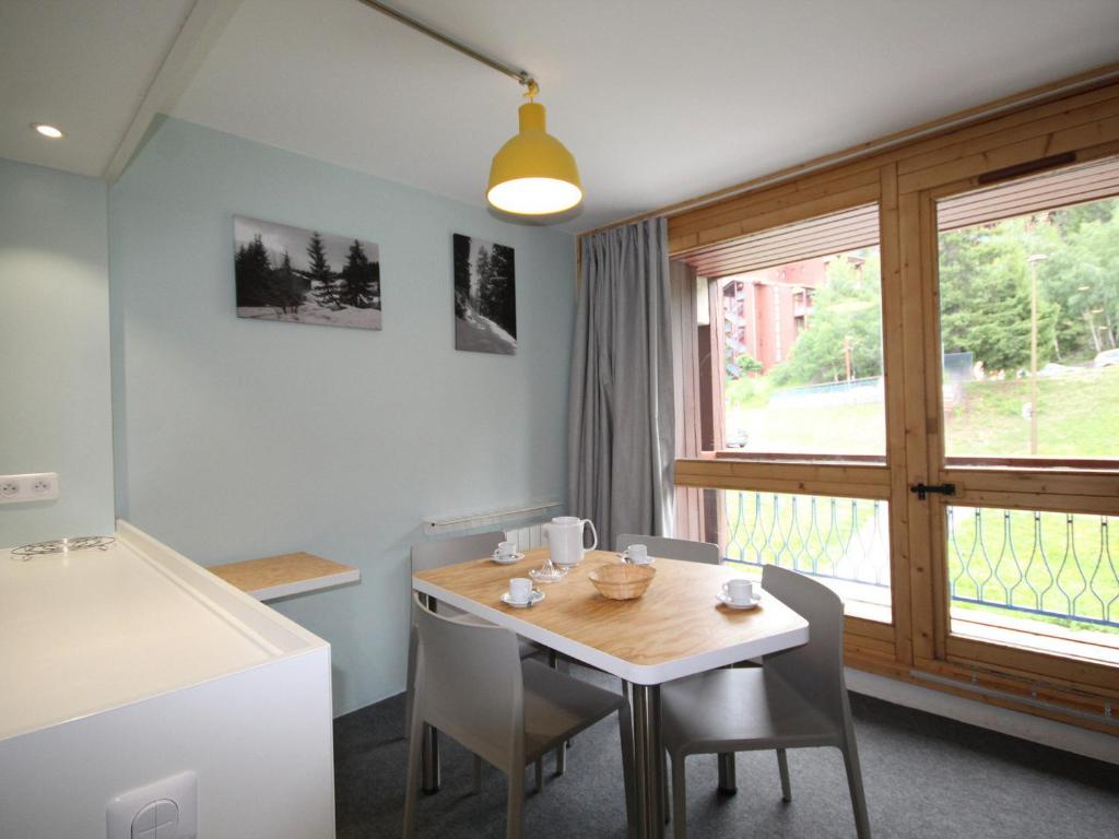 a kitchen with a table and chairs and a window at Appartement Les Arcs 1800, 2 pièces, 5 personnes - FR-1-346-355 in Arc 1800