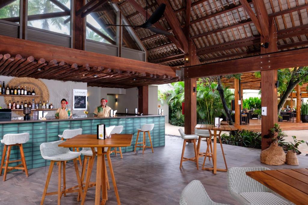 Restaurace v ubytování Lomani Island Resort – Adults Only