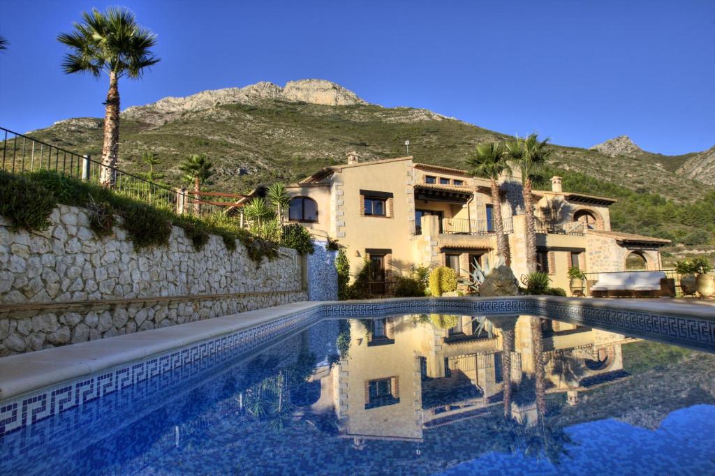 una casa con piscina frente a una montaña en Caserio del Mirador en Jalón