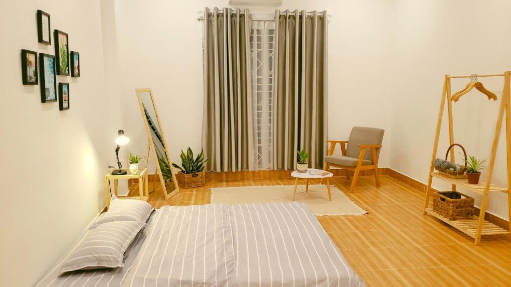 een kamer met een bed en een stoel. bij One Room in Vung Tau