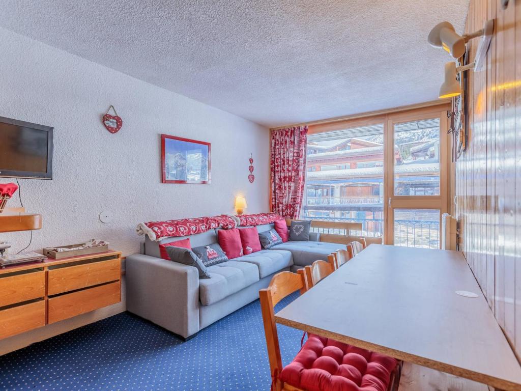 un salon avec un canapé et une table dans l'établissement Appartement confortable 2 pièces · 5 pers · Balcon · Centre station - FR-1-346-494, à Arc 1800
