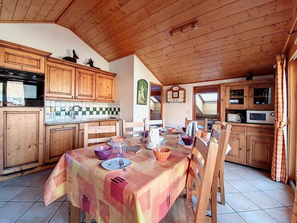 - une cuisine avec une table en bois et des placards en bois dans l'établissement Appartement spacieux 5 pièces · Balcon ouest · Proche pistes · Les Belleville - FR-1-344-749, à Levassaix