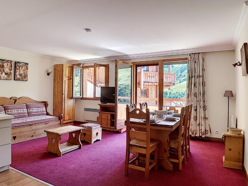 - un salon avec une table à manger et une chambre dans l'établissement Appartement spacieux, rénové, proche pistes, balcon, sauna/hammam, WIFI – Résidence Cristaux 1 - FR-1-344-756, à Levassaix