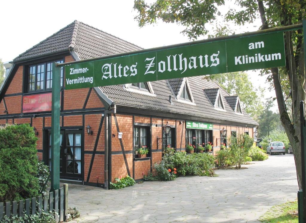 a green street sign in front of a building at Altes Zollhaus am Klinikum in Lübeck