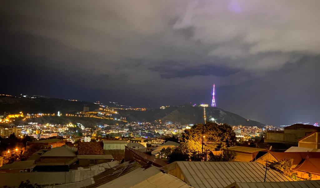 Nespecifikovaný výhled na destinaci Tbilisi nebo výhled na město při pohledu z hotelu