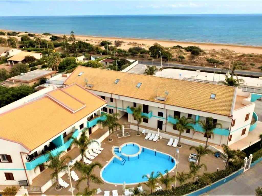 - Vistas aéreas a un complejo con piscina y playa en Modern apartment in Ispica with private terrace, en Ispica
