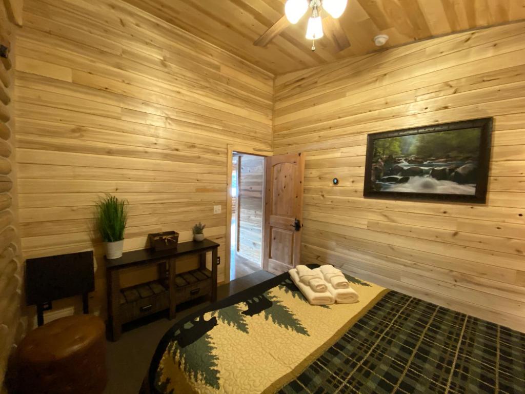 Alaska Knotty Pine B&B - Deluxe Queen Room