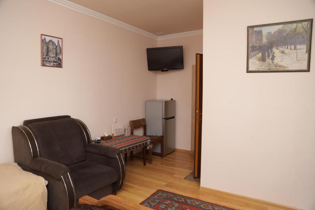 TV a/nebo společenská místnost v ubytování Hayi Tun Guest House
