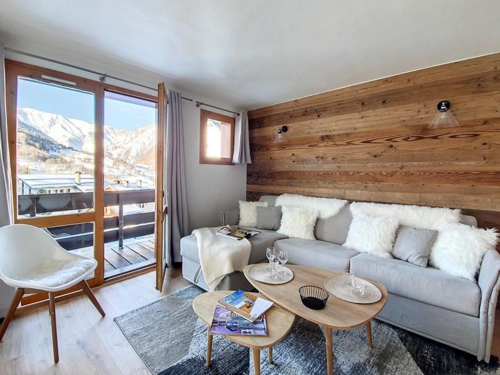 a living room with a couch and a table at Appartement Duplex Rénové 3 Pièces - Au Pied des Pistes avec Balcon et Parking - FR-1-344-807 in Saint-Martin-de-Belleville