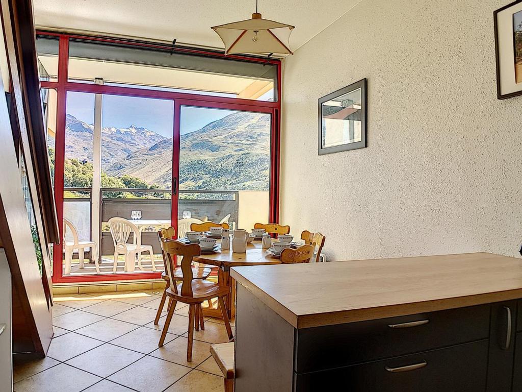 - une cuisine avec une table et une vue sur la montagne dans l'établissement Duplex lumineux skis aux pieds avec balcon - FR-1-344-827, aux Menuires